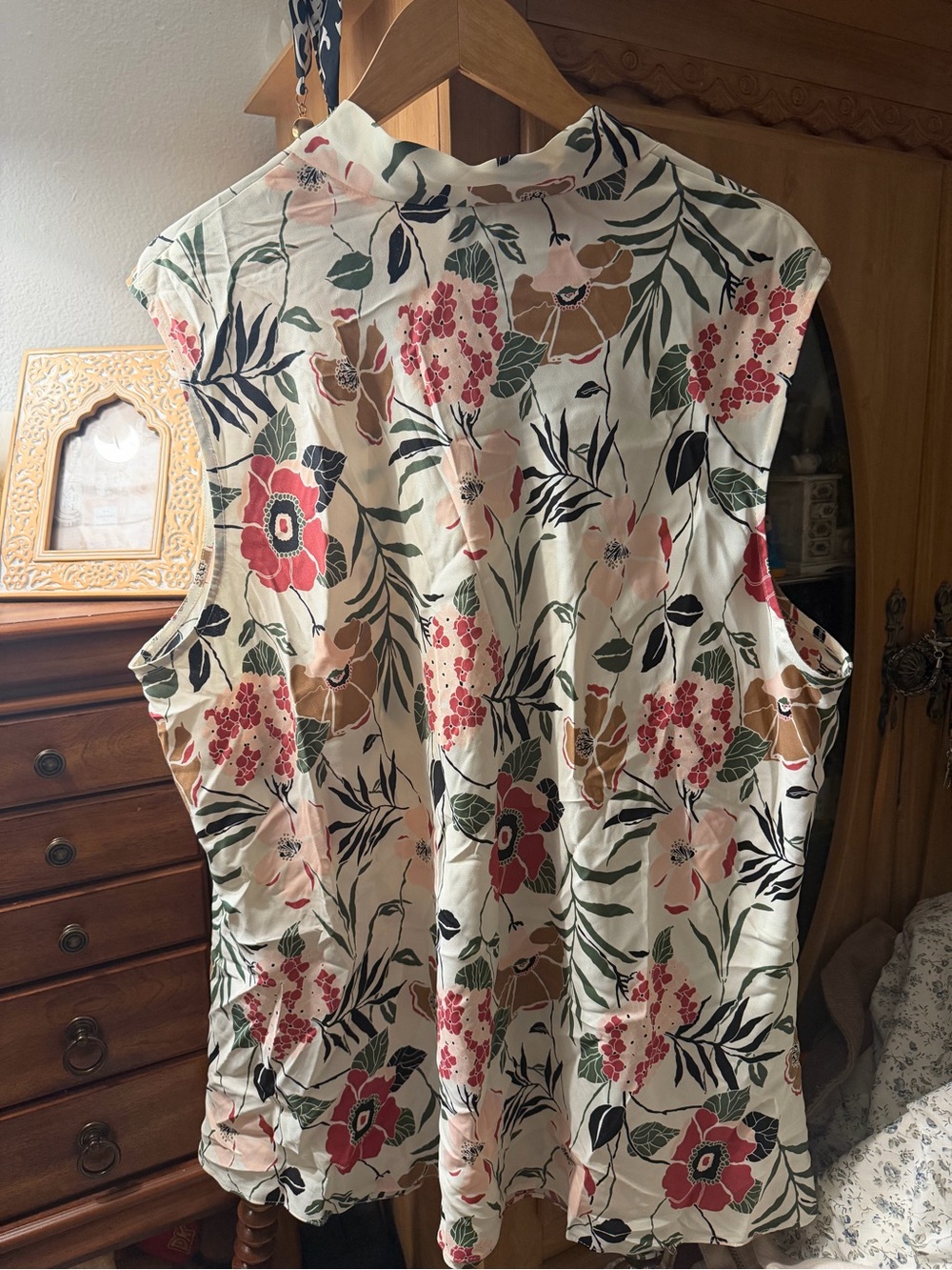 Anne Klein Cream Floral Sleeveless V-Neck Camisole with Pink & Green - Picture 3 of 4